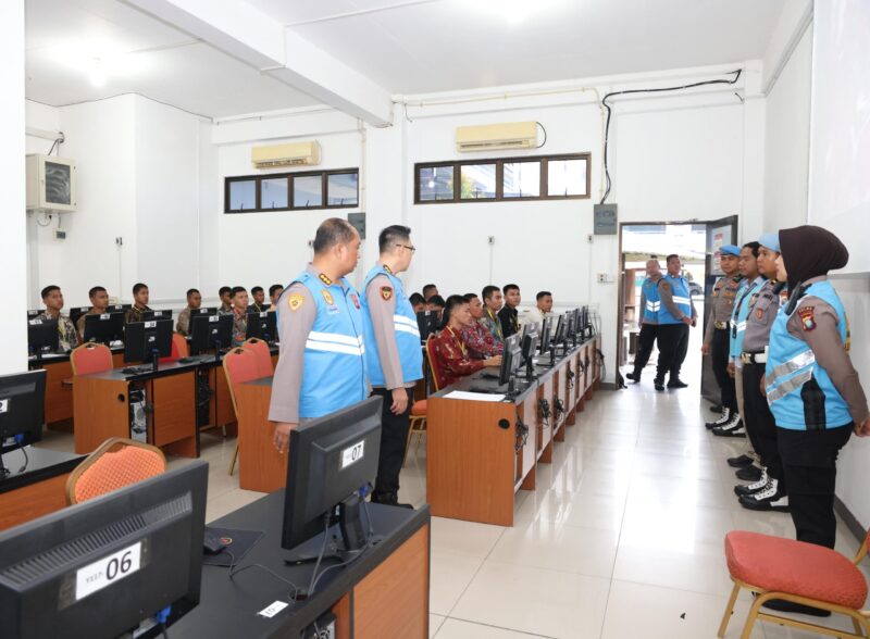 Pengawas saat mengecek kondisi komputer yang akan digunakan dalam Tes Psikologi berbasis Computer Assisted Test (CAT) di Universitas Putra Batam, Selasa (22/4/2025).Matapedia6.com/Dok Humas Polda