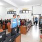 Pengawas saat mengecek kondisi komputer yang akan digunakan dalam Tes Psikologi berbasis Computer Assisted Test (CAT) di Universitas Putra Batam, Selasa (22/4/2025).Matapedia6.com/Dok Humas Polda