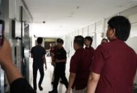 Petugas Imigrasi Timpora Bandung periksa WNA di Apartemen Bandung, Rabu (23/4). Foto:Dok/Ist