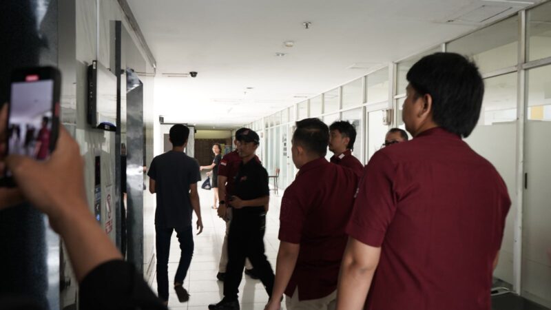 Petugas Imigrasi Timpora Bandung periksa WNA di Apartemen Bandung, Rabu (23/4). Foto:Dok/Ist