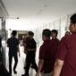 Petugas Imigrasi Timpora Bandung periksa WNA di Apartemen Bandung, Rabu (23/4). Foto:Dok/Ist