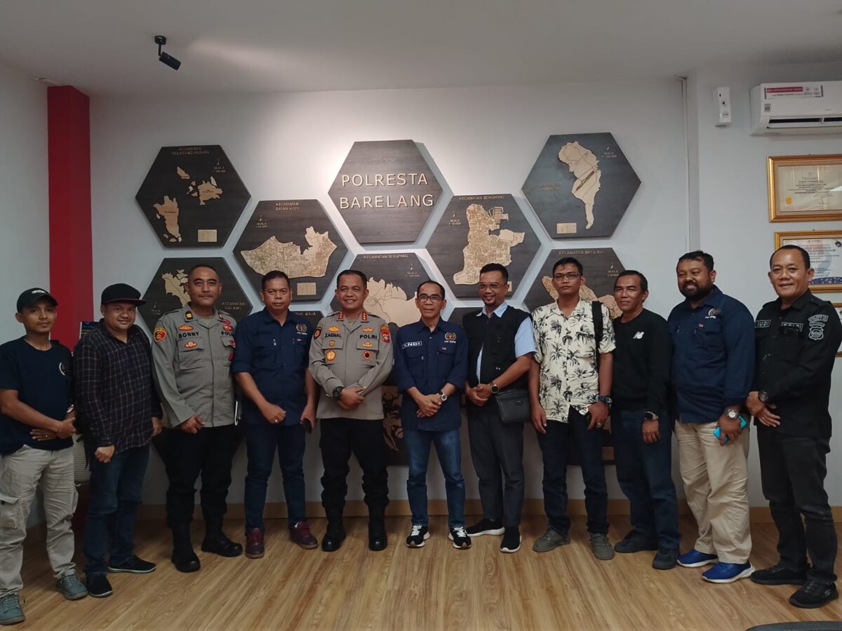 Ketua PWI Kepri Andi bersama Kapolresta Barelang Kombes Pol Zaenal Arifin, Kamis (24/4). Foto:Ist