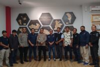 Ketua PWI Kepri Andi bersama Kapolresta Barelang Kombes Pol Zaenal Arifin, Kamis (24/4). Foto:Ist