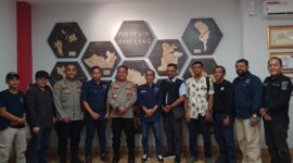 Ketua PWI Kepri Andi bersama Kapolresta Barelang Kombes Pol Zaenal Arifin, Kamis (24/4). Foto:Ist