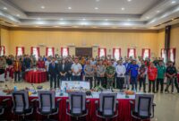 Kapolda Kepri Irjen Pol Asep Syafrudin foto bersama dengan unsur forkopimda dan juga ormas di Batam usai acara Jumat Curhat di Gedung Lancang Kuning, Jumat (25/4/2025). Matapedia6.com/Dok Humas Polda