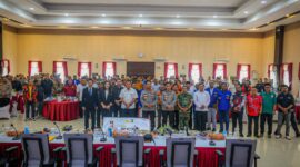 Kapolda Kepri Irjen Pol Asep Syafrudin foto bersama dengan unsur forkopimda dan juga ormas di Batam usai acara Jumat Curhat di Gedung Lancang Kuning, Jumat (25/4/2025). Matapedia6.com/Dok Humas Polda