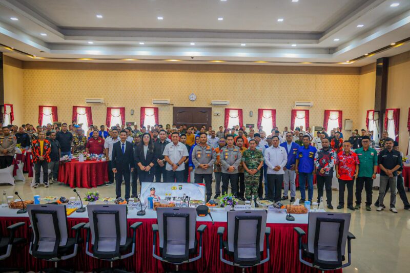 Kapolda Kepri Irjen Pol Asep Syafrudin foto bersama dengan unsur forkopimda dan juga ormas di Batam usai acara Jumat Curhat di Gedung Lancang Kuning, Jumat (25/4/2025). Matapedia6.com/Dok Humas Polda
