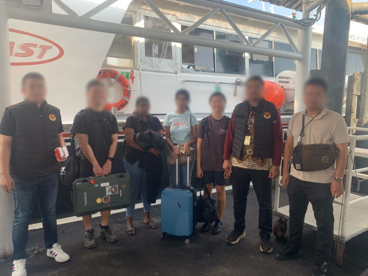 9 WNA dideportasi Imigrasi Batam di pelabuhan Batam Center beberapa hari lalu. Foto:Dok/Ist