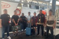 9 WNA dideportasi Imigrasi Batam di pelabuhan Batam Center beberapa hari lalu. Foto:Dok/Ist