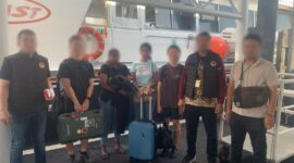 9 WNA dideportasi Imigrasi Batam di pelabuhan Batam Center beberapa hari lalu. Foto:Dok/Ist