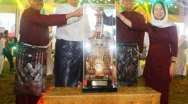 Camat Sagulung serahkan Piala bergilir ke Wali kota dan wakil wali kota Batam, Jumat (25/4). Foto:untuk/matapedia