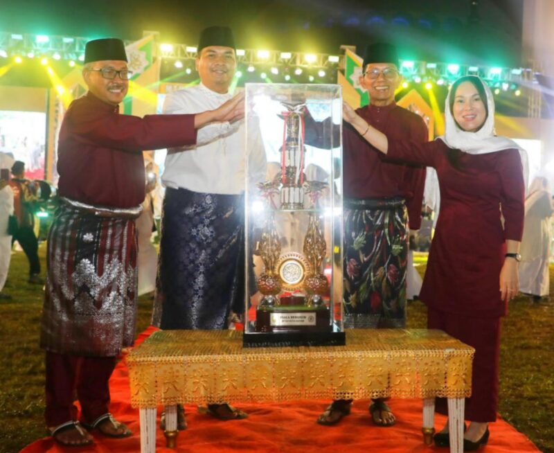 Camat Sagulung serahkan Piala bergilir ke Wali kota dan wakil wali kota Batam, Jumat (25/4). Foto:untuk/matapedia