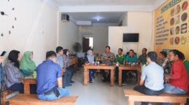 Kabid Humas, Kombes Pol Zahwani Pandra Arsyad, menggelar kegiatan Jumat Curhat dan Ngobrol Bareng bersama Perkumpulan Selingsing (Senayang, Lingga, Singkep) di Kedai Selingsing, Batam, Sabtu (26/4/2025). Matapedia6.com/Dok Humas Polda