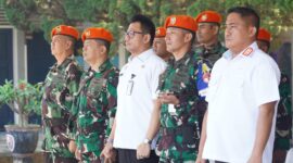 Komandan Wingdik 800/Pasgat Kolonel Pas Harry Nugroho, Kepala Bagian SDM Direktorat Jenderal Imigrasi M Deny Firmansyah dan Kepala Kantor Imigrasi Kelas I TPI Bandung Muhamad Novyandry, Senin (28/4). Foto:dok/ist