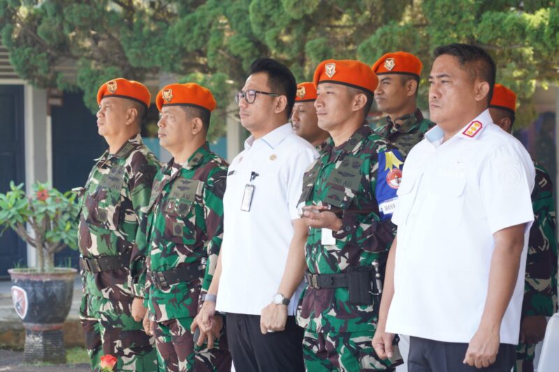 Komandan Wingdik 800/Pasgat Kolonel Pas Harry Nugroho, Kepala Bagian SDM Direktorat Jenderal Imigrasi M Deny Firmansyah dan Kepala Kantor Imigrasi Kelas I TPI Bandung Muhamad Novyandry, Senin (28/4). Foto:dok/ist