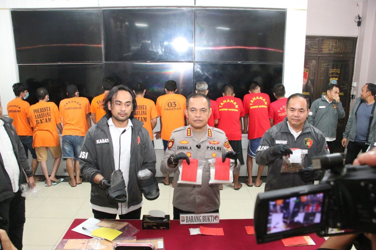 Kapolresta Barelang Kombes Pol Zaenal Arifin saat menunjukkan barang bukti yang diamankan dari para tersangka, Senin (28/4/2025). Matapedia6.com/Dok Polresta