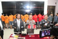 Kapolresta Barelang Kombes Pol Zaenal Arifin saat menunjukkan barang bukti yang diamankan dari para tersangka, Senin (28/4/2025). Matapedia6.com/Dok Polresta