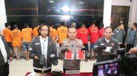 Kapolresta Barelang Kombes Pol Zaenal Arifin saat menunjukkan barang bukti yang diamankan dari para tersangka, Senin (28/4/2025). Matapedia6.com/Dok Polresta