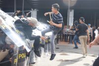Personel Polda Kepri saat menghadapi massa yang sudah mulai melakukan aksi kekerasan dan mencoba melukai petugas dilapangan. Latihan sispamkota Polda Kepri, Senin (28/4/2025). Matapedia6.com/Dok Humas Polda