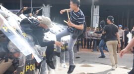 Personel Polda Kepri saat menghadapi massa yang sudah mulai melakukan aksi kekerasan dan mencoba melukai petugas dilapangan. Latihan sispamkota Polda Kepri, Senin (28/4/2025). Matapedia6.com/Dok Humas Polda