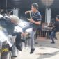 Personel Polda Kepri saat menghadapi massa yang sudah mulai melakukan aksi kekerasan dan mencoba melukai petugas dilapangan. Latihan sispamkota Polda Kepri, Senin (28/4/2025). Matapedia6.com/Dok Humas Polda
