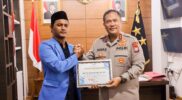 Kapolda Kepri Irjen Pol Asep Syafrudin saat menerima piagam penghargaan dari mahasiswa PMII di ruang kerjanya, Selasa (29/4/2025). Matapedia6.com/Dok Humas Polda