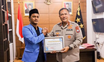 Kapolda Kepri Irjen Pol Asep Syafrudin saat menerima piagam penghargaan dari mahasiswa PMII di ruang kerjanya, Selasa (29/4/2025). Matapedia6.com/Dok Humas Polda