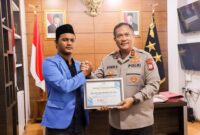 Kapolda Kepri Irjen Pol Asep Syafrudin saat menerima piagam penghargaan dari mahasiswa PMII di ruang kerjanya, Selasa (29/4/2025). Matapedia6.com/Dok Humas Polda