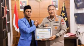 Kapolda Kepri Irjen Pol Asep Syafrudin saat menerima piagam penghargaan dari mahasiswa PMII di ruang kerjanya, Selasa (29/4/2025). Matapedia6.com/Dok Humas Polda