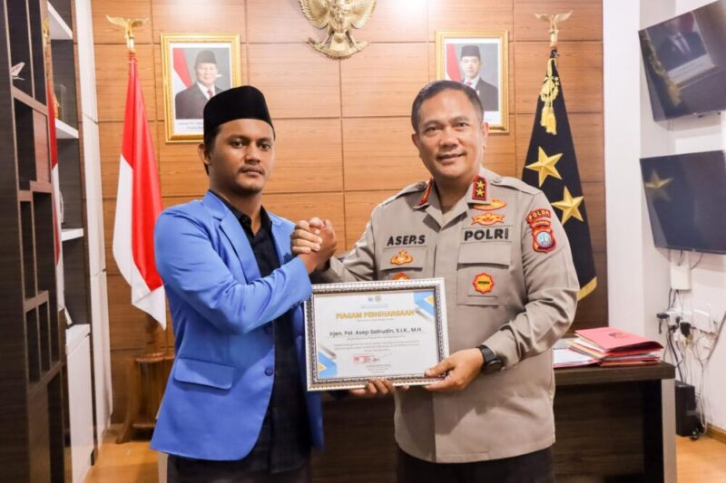 Kapolda Kepri Irjen Pol Asep Syafrudin saat menerima piagam penghargaan dari mahasiswa PMII di ruang kerjanya, Selasa (29/4/2025). Matapedia6.com/Dok Humas Polda