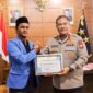 Kapolda Kepri Irjen Pol Asep Syafrudin saat menerima piagam penghargaan dari mahasiswa PMII di ruang kerjanya, Selasa (29/4/2025). Matapedia6.com/Dok Humas Polda