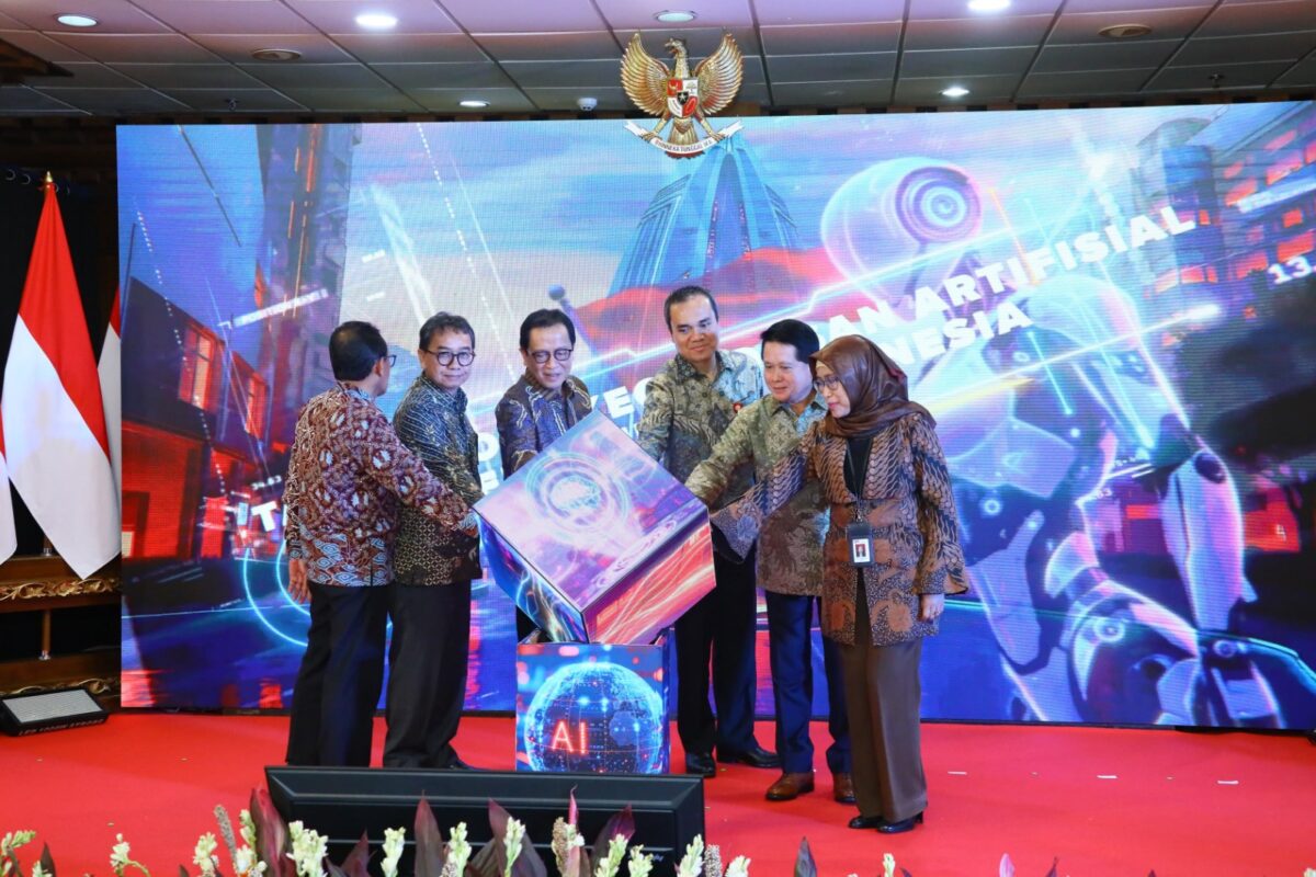 Kepala Eksekutif Pengawas Perbankan OJK, Dian Ediana Rae dalam peluncuran Tata Kelola Kecerdasan Artifisial Perbankan Indonesia bersama pimpinan asosiasi industri bank umum di Jakarta, Selasa (29/4). Foto:dok/OJK