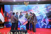 Kepala Eksekutif Pengawas Perbankan OJK, Dian Ediana Rae dalam peluncuran Tata Kelola Kecerdasan Artifisial Perbankan Indonesia bersama pimpinan asosiasi industri bank umum di Jakarta, Selasa (29/4). Foto:dok/OJK