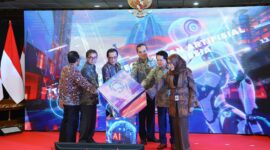 Kepala Eksekutif Pengawas Perbankan OJK, Dian Ediana Rae dalam peluncuran Tata Kelola Kecerdasan Artifisial Perbankan Indonesia bersama pimpinan asosiasi industri bank umum di Jakarta, Selasa (29/4). Foto:dok/OJK