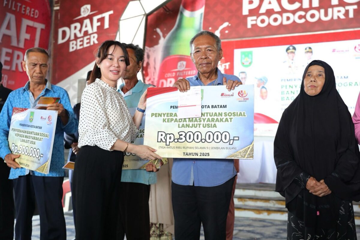 Wakil Wali Kota sekaligus Wakil Kepala BP Batam Li Claudia Chandra serahkan intensif ke lansia, Rabu (30/4). Foto:dok/ist