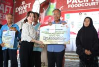 Wakil Wali Kota sekaligus Wakil Kepala BP Batam Li Claudia Chandra serahkan intensif ke lansia, Rabu (30/4). Foto:dok/ist