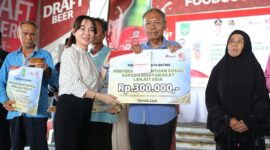 Wakil Wali Kota sekaligus Wakil Kepala BP Batam Li Claudia Chandra serahkan intensif ke lansia, Rabu (30/4). Foto:dok/ist