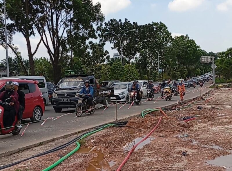 Arus lalu lintas dari arah bundaran Base Camp menuju Simpang Putri Hijau macet parah, Selasa (1/4/2025). Matapedia6.com/Luci