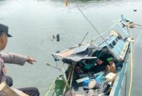 Anggota Polsek Tambelan saat melihat kondisi pompong yang meledak di di perairan Lingkar Laut, RT 004, RW 002, Desa Hilir, Kecamatan Tambelan, Kabupaten Bintan, Kepri, Selasa (1/4/2025). Matapedia6.com/ Dok Polsek