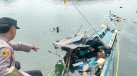 Anggota Polsek Tambelan saat melihat kondisi pompong yang meledak di di perairan Lingkar Laut, RT 004, RW 002, Desa Hilir, Kecamatan Tambelan, Kabupaten Bintan, Kepri, Selasa (1/4/2025). Matapedia6.com/ Dok Polsek