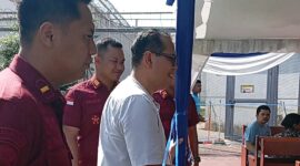 Kakanwil Kementerian Hukum dan HAM (Kemenkumham) Kepri, Aris Munandar melakukan kunjungan ke Rumah Tahanan Negara (Rutan) Batam guna memastikan pelaksanaan kunjungan bebas berjalan aman dan sesuai dengan arahan Kementerian, Selasa (1/4/2025). Matapedia6.com/Luci
