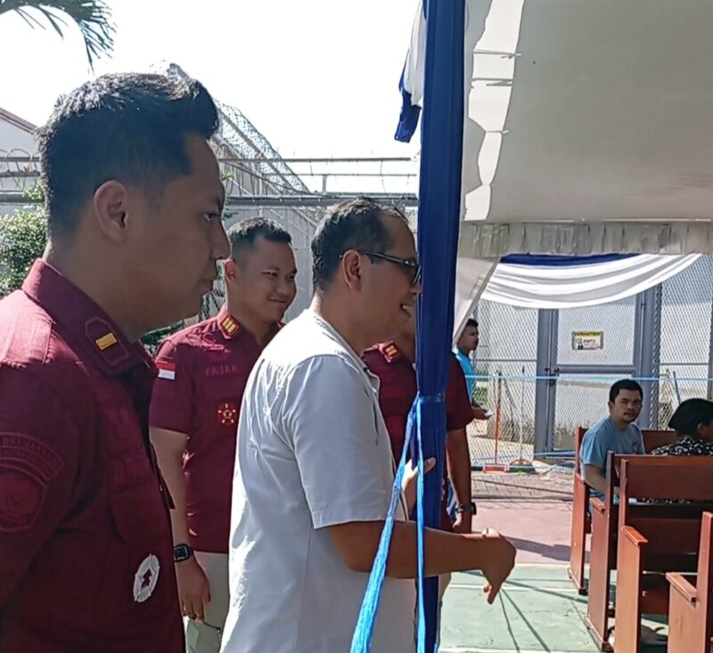 Kakanwil Kementerian Hukum dan HAM (Kemenkumham) Kepri, Aris Munandar melakukan kunjungan ke Rumah Tahanan Negara (Rutan) Batam guna memastikan pelaksanaan kunjungan bebas berjalan aman dan sesuai dengan arahan Kementerian, Selasa (1/4/2025). Matapedia6.com/Luci
