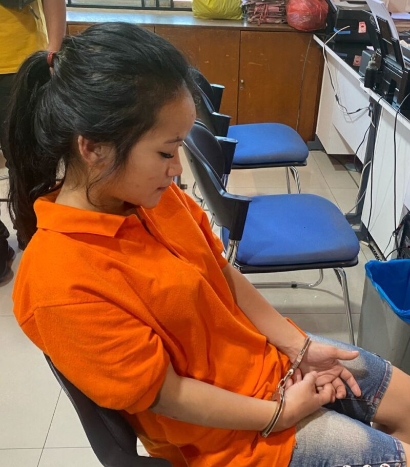 Pelaku pembunuhan yang juga merupakan pacar korban saat dimintain keterangan di Polsek Lubuk Baja Kota Batam, Kamis (3/4/2025). Matapedia6.com/ Luci