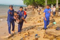 Tim Kaopsda Ketupat Seligi Polairud Polda Kepri saat melakukan penyelamatan terhadap bocah 10 tahun tenggelam di Pantai Tanjung Pinggir, Kota Batam, Kamis (3/4/2025) Matapedia6.com/Dok Humas Polda