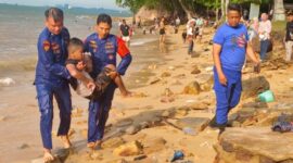 Tim Kaopsda Ketupat Seligi Polairud Polda Kepri saat melakukan penyelamatan terhadap bocah 10 tahun tenggelam di Pantai Tanjung Pinggir, Kota Batam, Kamis (3/4/2025) Matapedia6.com/Dok Humas Polda