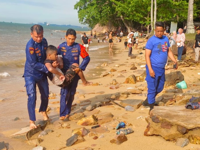 Tim Kaopsda Ketupat Seligi Polairud Polda Kepri saat melakukan penyelamatan terhadap bocah 10 tahun tenggelam di Pantai Tanjung Pinggir, Kota Batam, Kamis (3/4/2025) Matapedia6.com/Dok Humas Polda