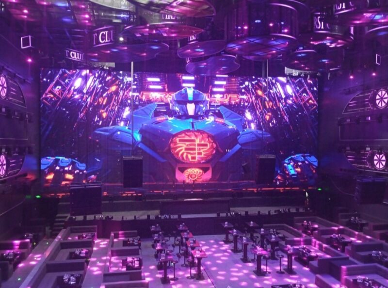 First Club Tawarkan atmosfer yang memanjakan semua Indra tata cahaya dramatis, layar 3D raksasa, yang ada di kawasan strategis Jalan Duyung, Lubuk Baja, Kota Batam, Provinsi Kepri, Matapedia6.com/Luci