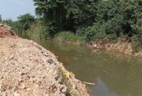 Aliran sungai di Baloi, tepatnya di belakang perumahan permata Regency yang ditimbun, akibatnya badan sungai mengecil dan rawan banjir, Minggu (6/4/2025). Matapedia6.com/Luci