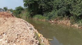 Aliran sungai di Baloi, tepatnya di belakang perumahan permata Regency yang ditimbun, akibatnya badan sungai mengecil dan rawan banjir, Minggu (6/4/2025). Matapedia6.com/Luci