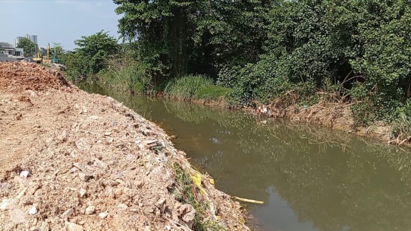 Aliran sungai di Baloi, tepatnya di belakang perumahan permata Regency yang ditimbun, akibatnya badan sungai mengecil dan rawan banjir, Minggu (6/4/2025). Matapedia6.com/Luci